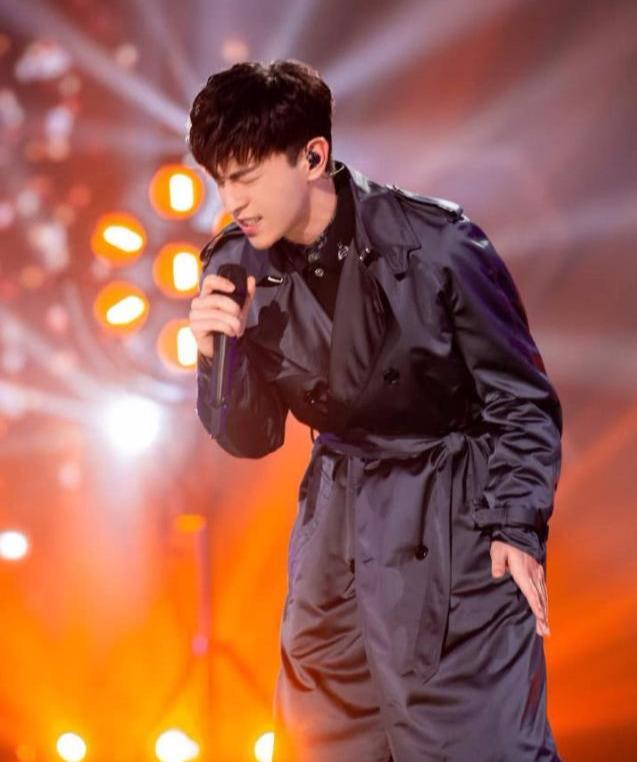 邓伦唱《年少有为》成功吸睛,磁性又温柔的嗓音怎么能不爱?