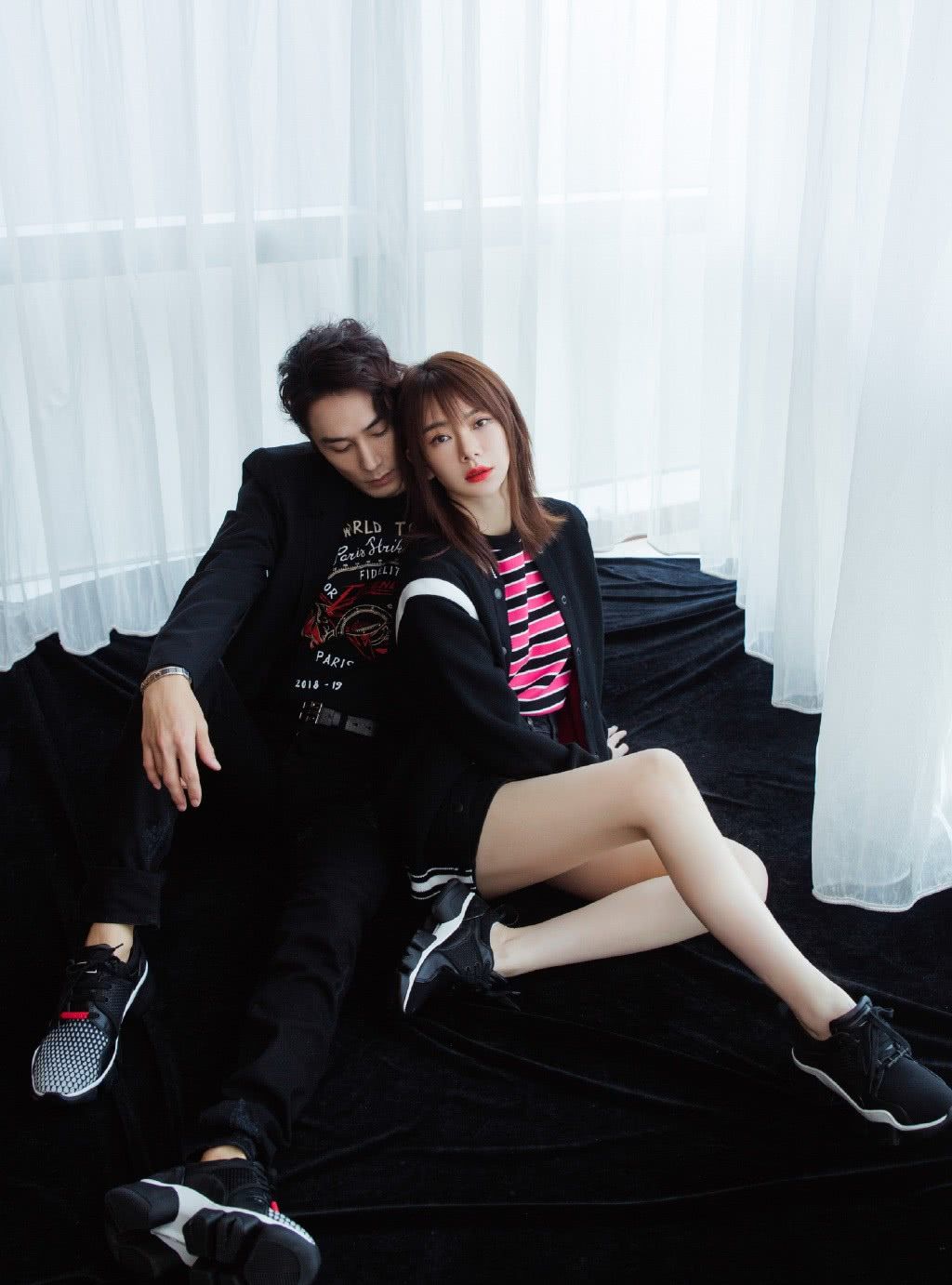 戚薇换上银色深v贴身长裙,好身材一目了然,气场瞬间2米1