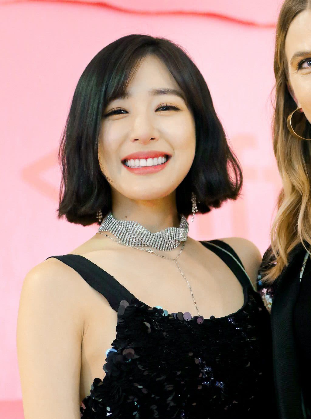 笑眼迷人的帕尼原来一直在为父还债,看似温柔的她其实内心很坚强