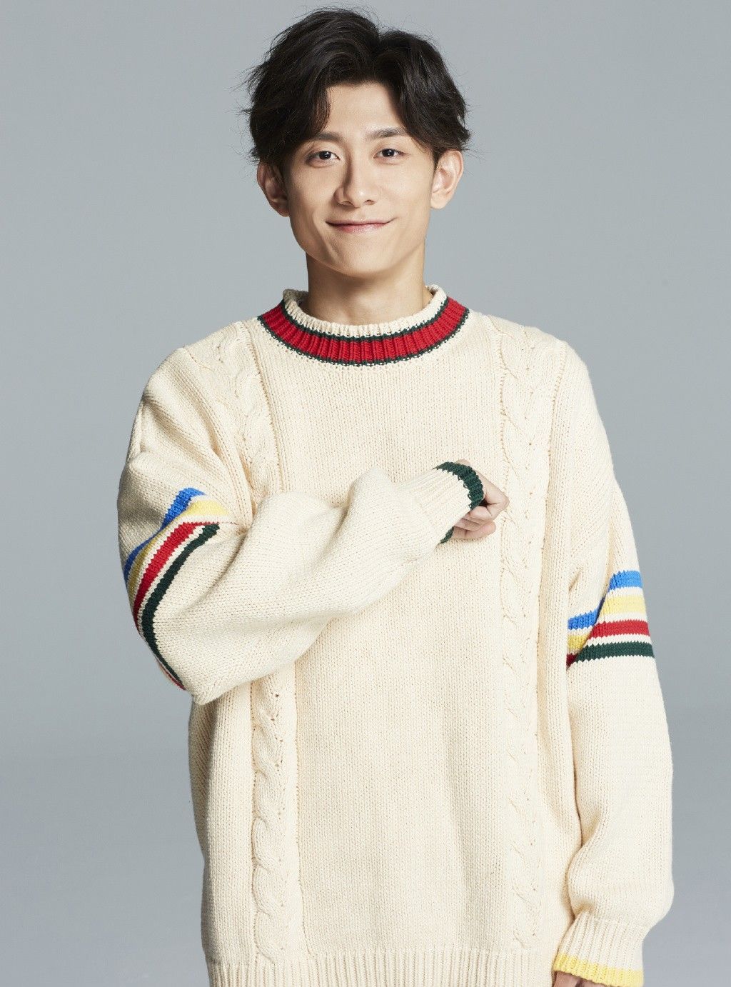 因家庭喜剧出名,又与影帝撞脸,今穿彩虹毛衣配牛仔裤,笑容暖心