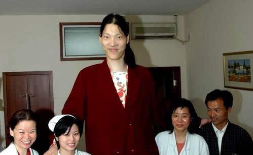 中国最高女巨人身高2米48姚明都要抬起头来看她