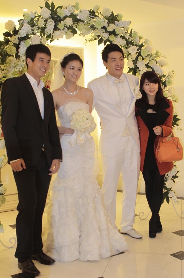 王大雷妻子美艳,孙祥妻子衣服故意滑落,露出香肩