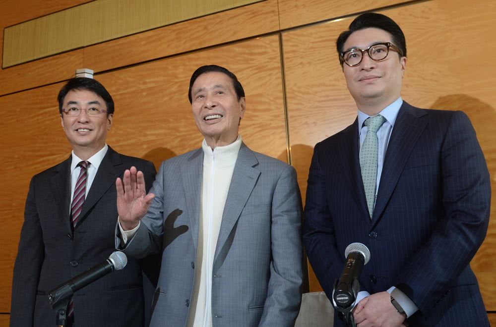 他靠地产发家,被称为"亚洲股神",在香港身家仅次李嘉诚