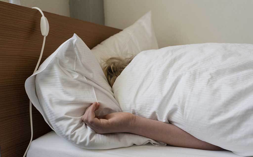 蒙头睡觉长时间接触,对眼睛,神经都有不同程度的伤害.