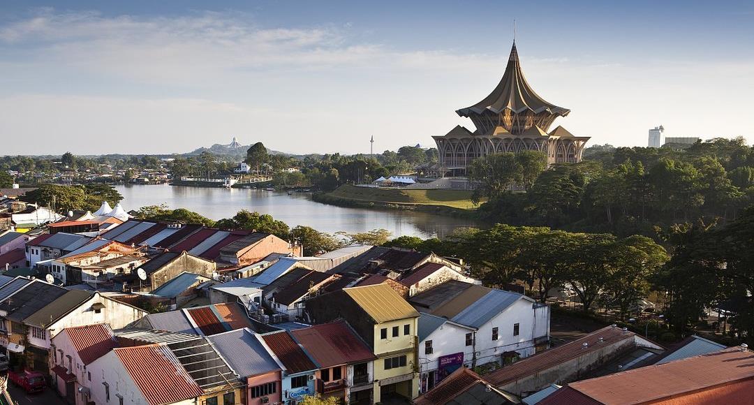 古晋地处砂拉越州的西部,砂拉越河南岸,离海岸约35公里.