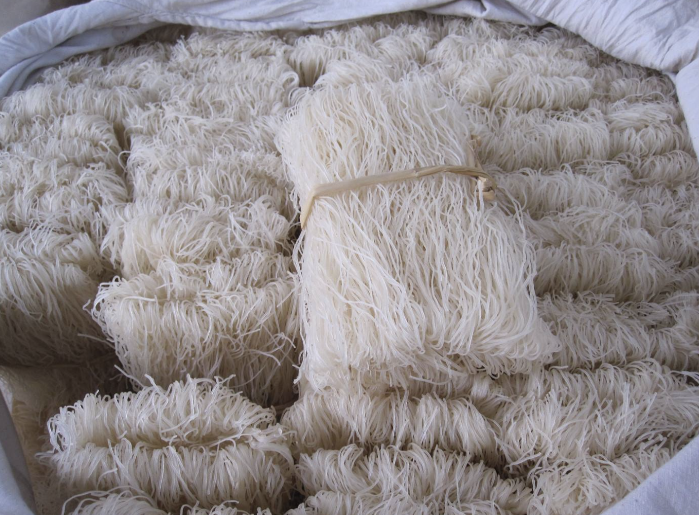 在温州平阳的一个小村庄村民们手工产出了03毫米粗的细粉干