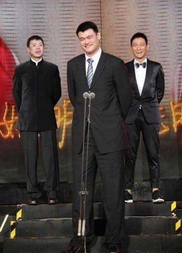 2米15韩德君抱潘长江,2米36孙明明"拎"1米6柳岩