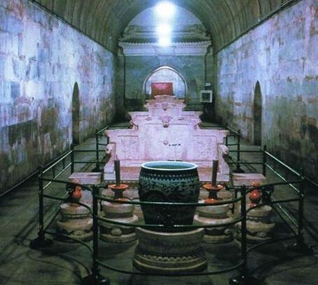 和很多皇帝的陵墓不同,别人的都是建设在地下,而秦始皇的陵墓在地上