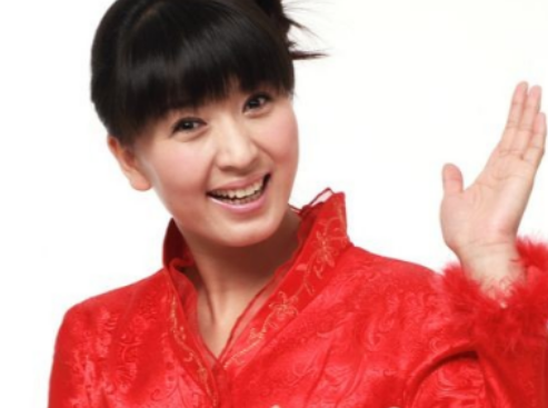 她被赵本山捧红,不顾家人反对嫁大10岁富豪当继母,今46岁很幸福