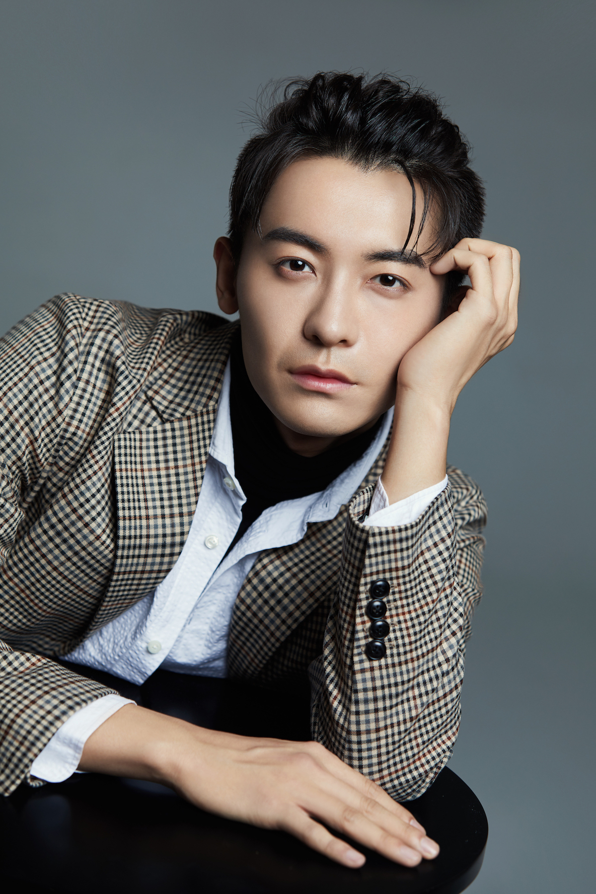 演员赵志伟随性混搭写真曝光 小辫儿造型惊喜层出不穷