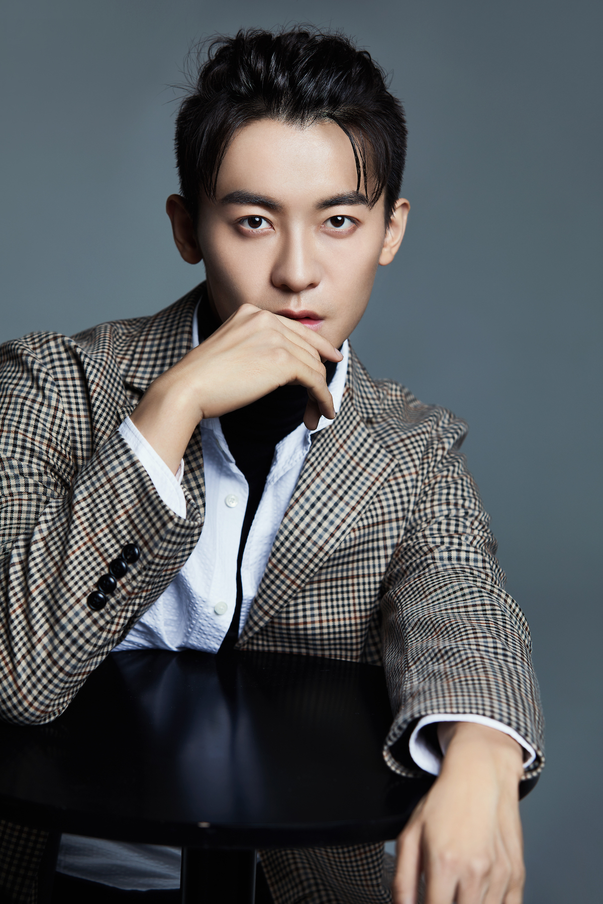 演员赵志伟随性混搭写真曝光 小辫儿造型惊喜层出不穷