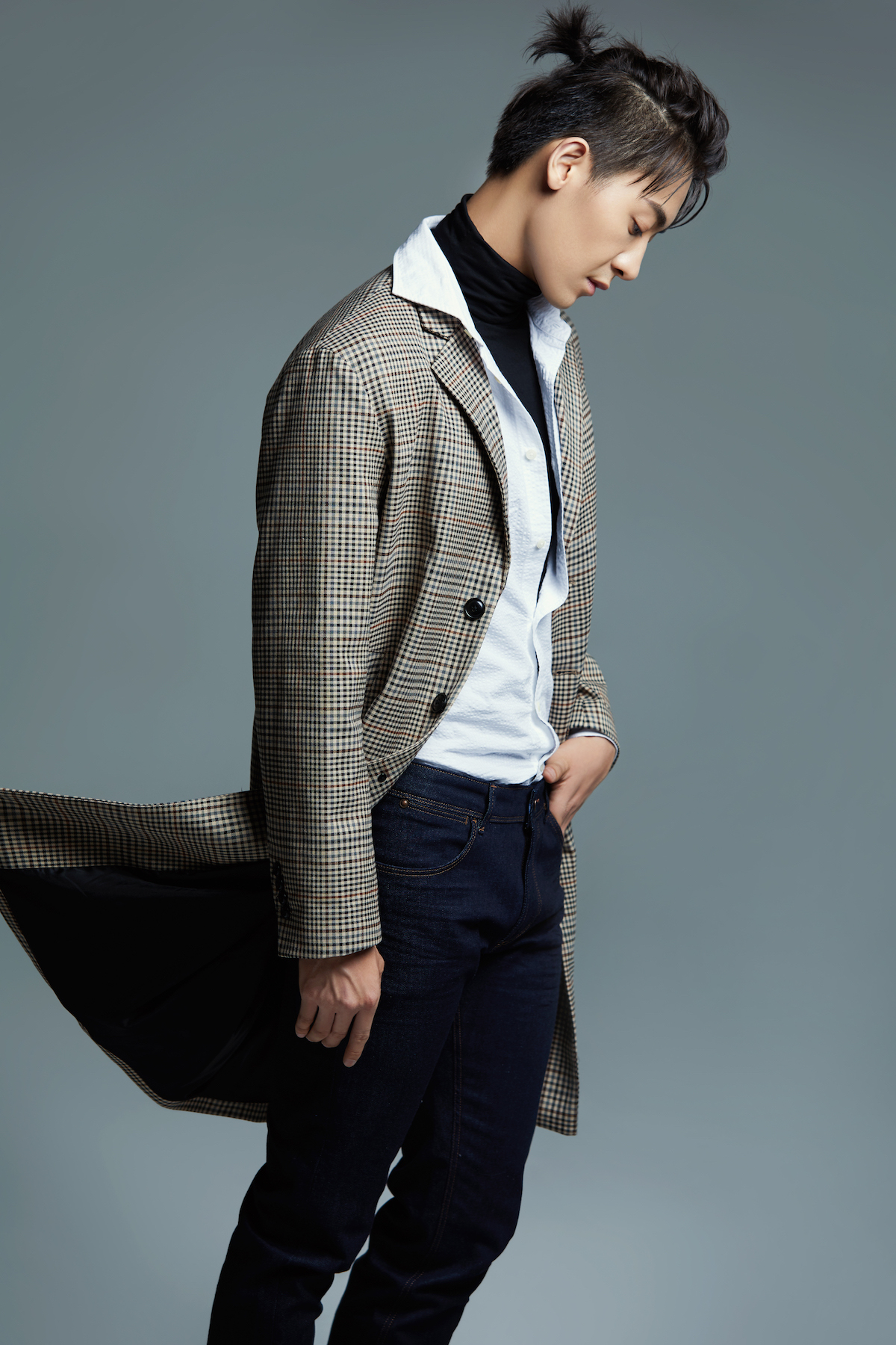 演员赵志伟随性混搭写真曝光 小辫儿造型惊喜层出不穷