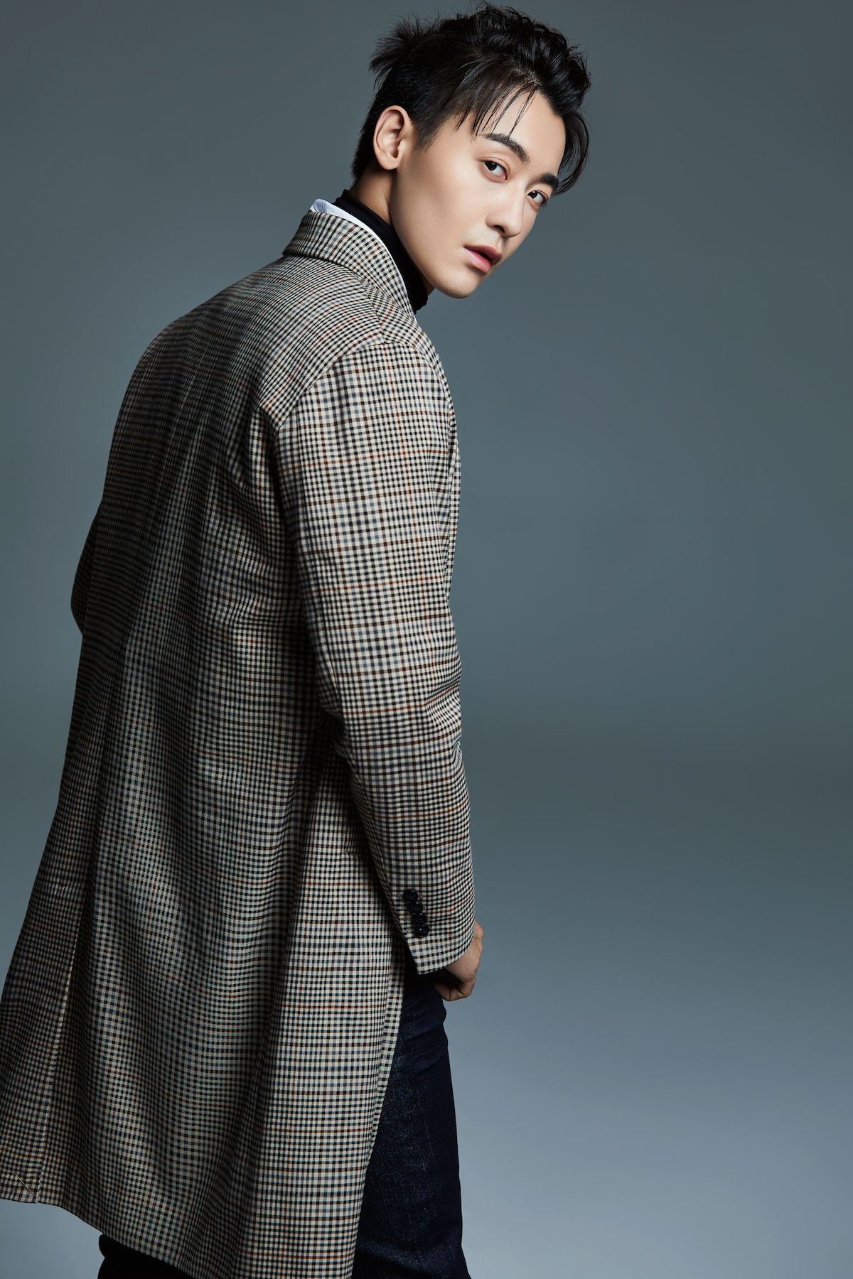 演员赵志伟随性混搭写真曝光 小辫儿造型惊喜层出不穷