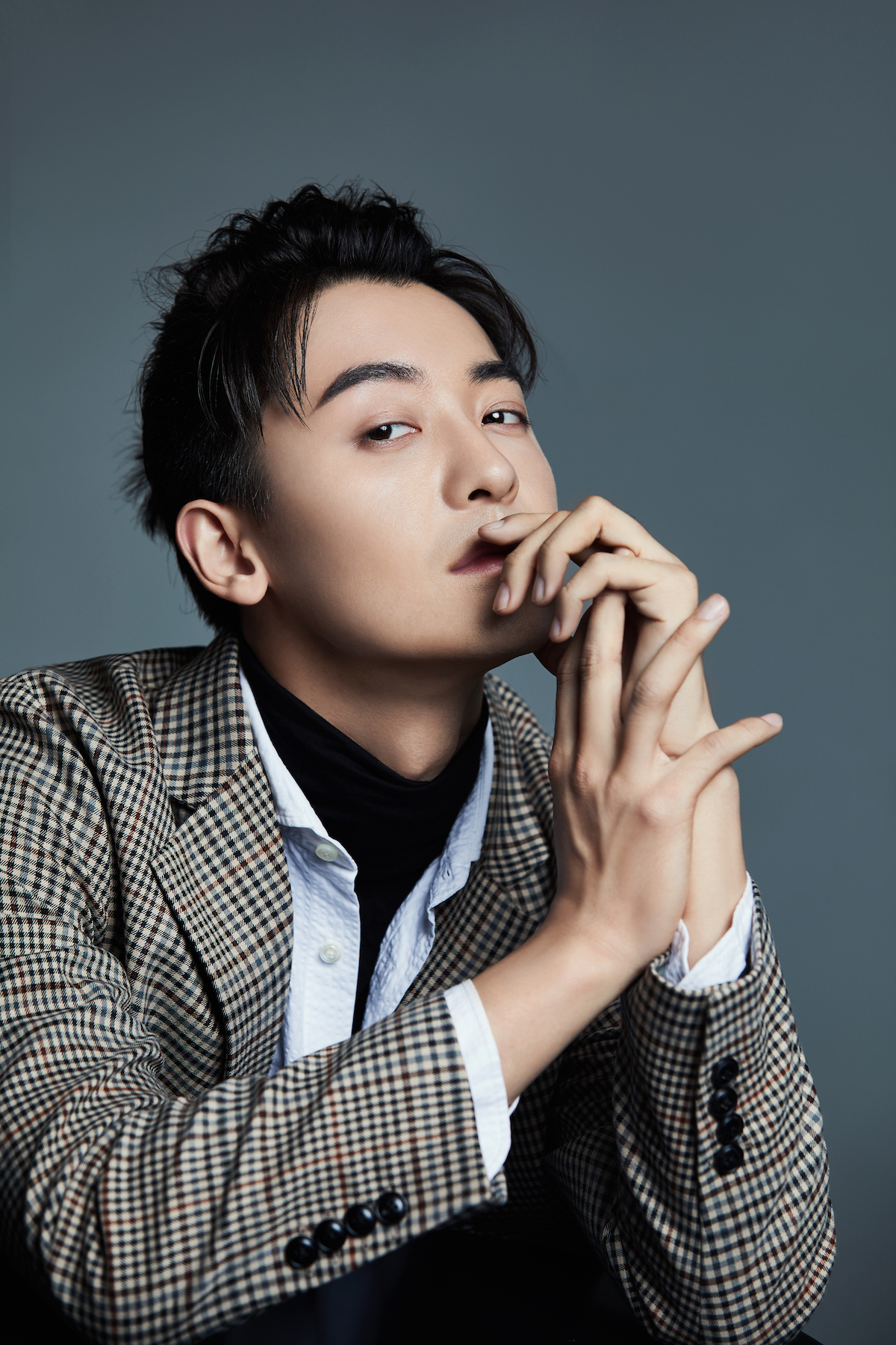 演员赵志伟随性混搭写真曝光 小辫儿造型惊喜层出不穷