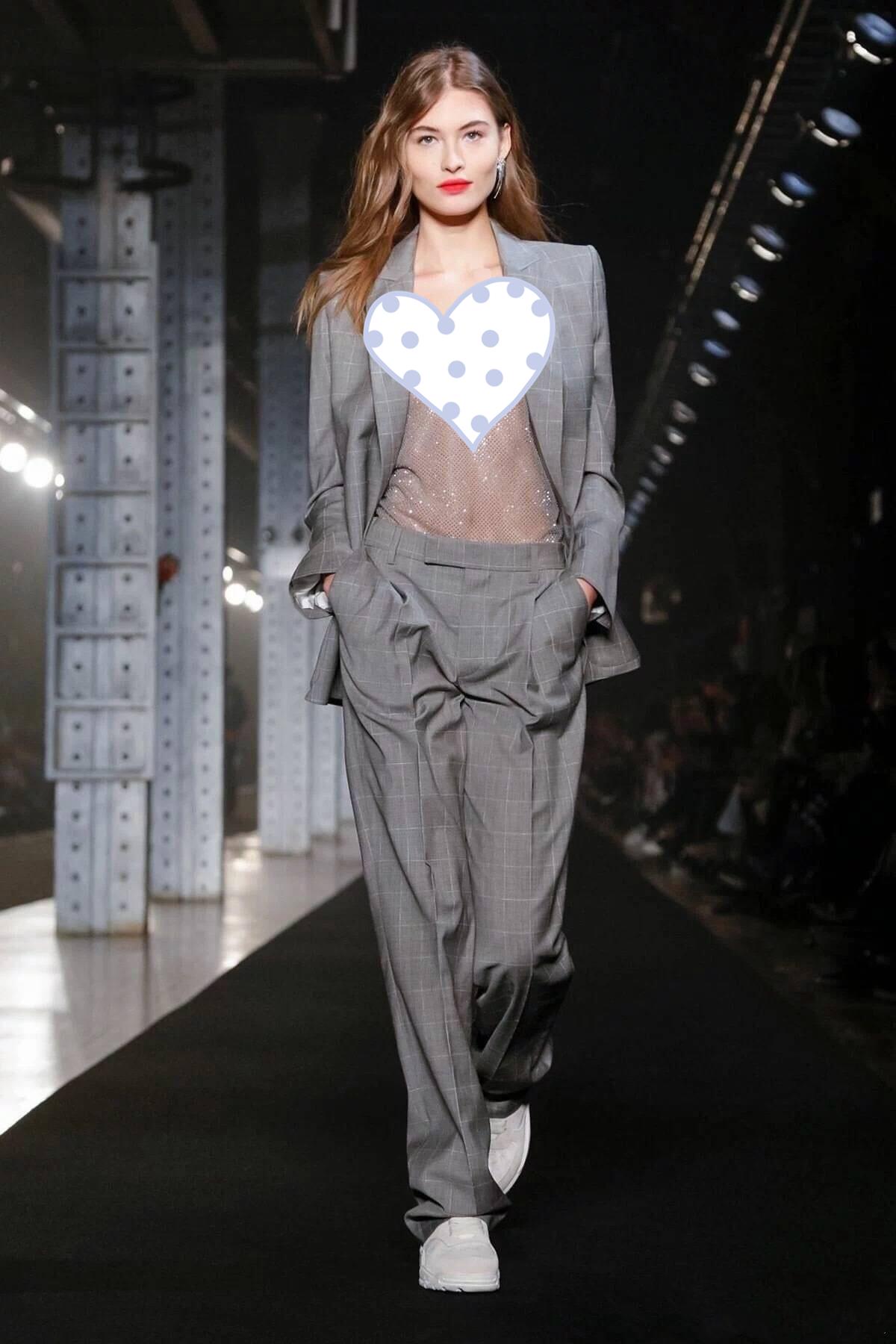 美版何穗签约维密是自降身价高级秀场上的她成绩不俗堪比刘雯