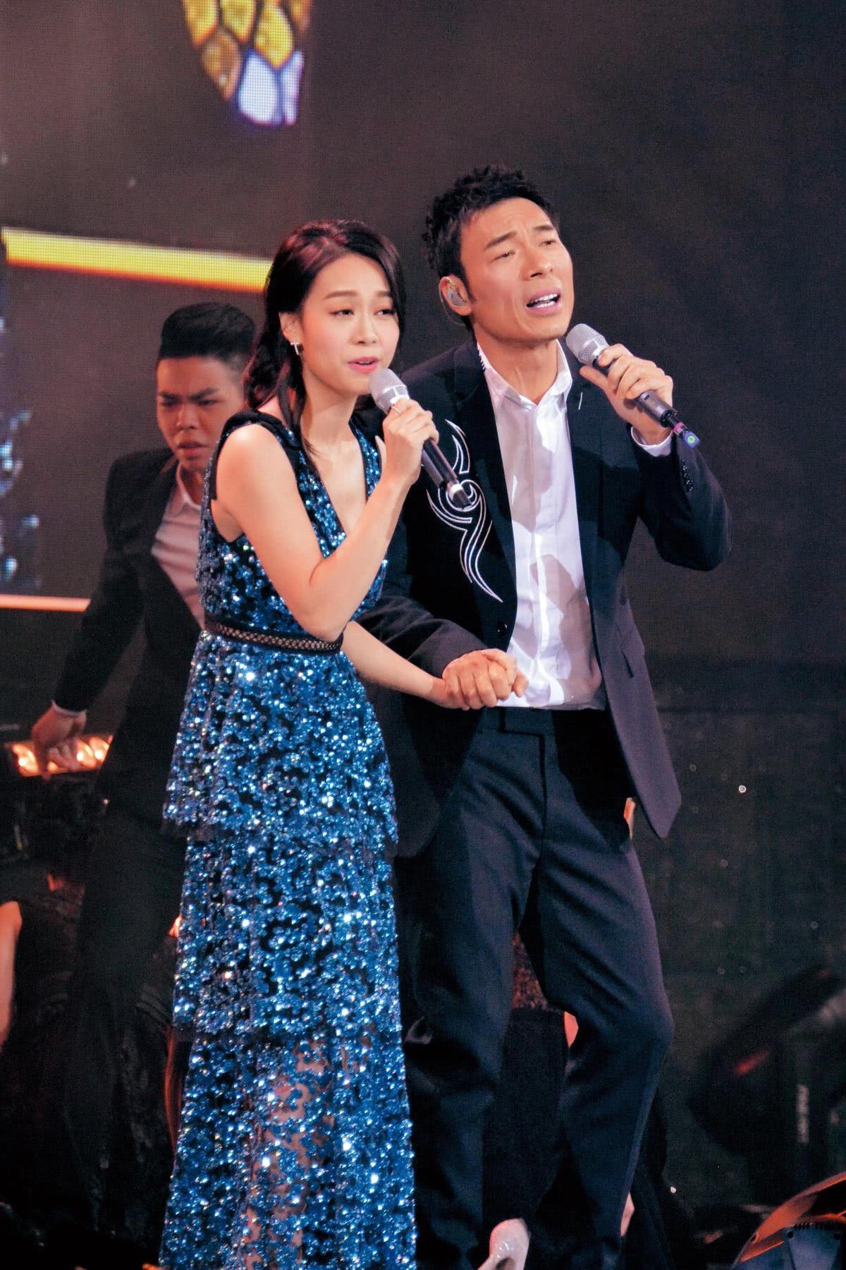 偷食曝光前,黄心颖用她与许志安合照做手机壁纸,马国明却不知