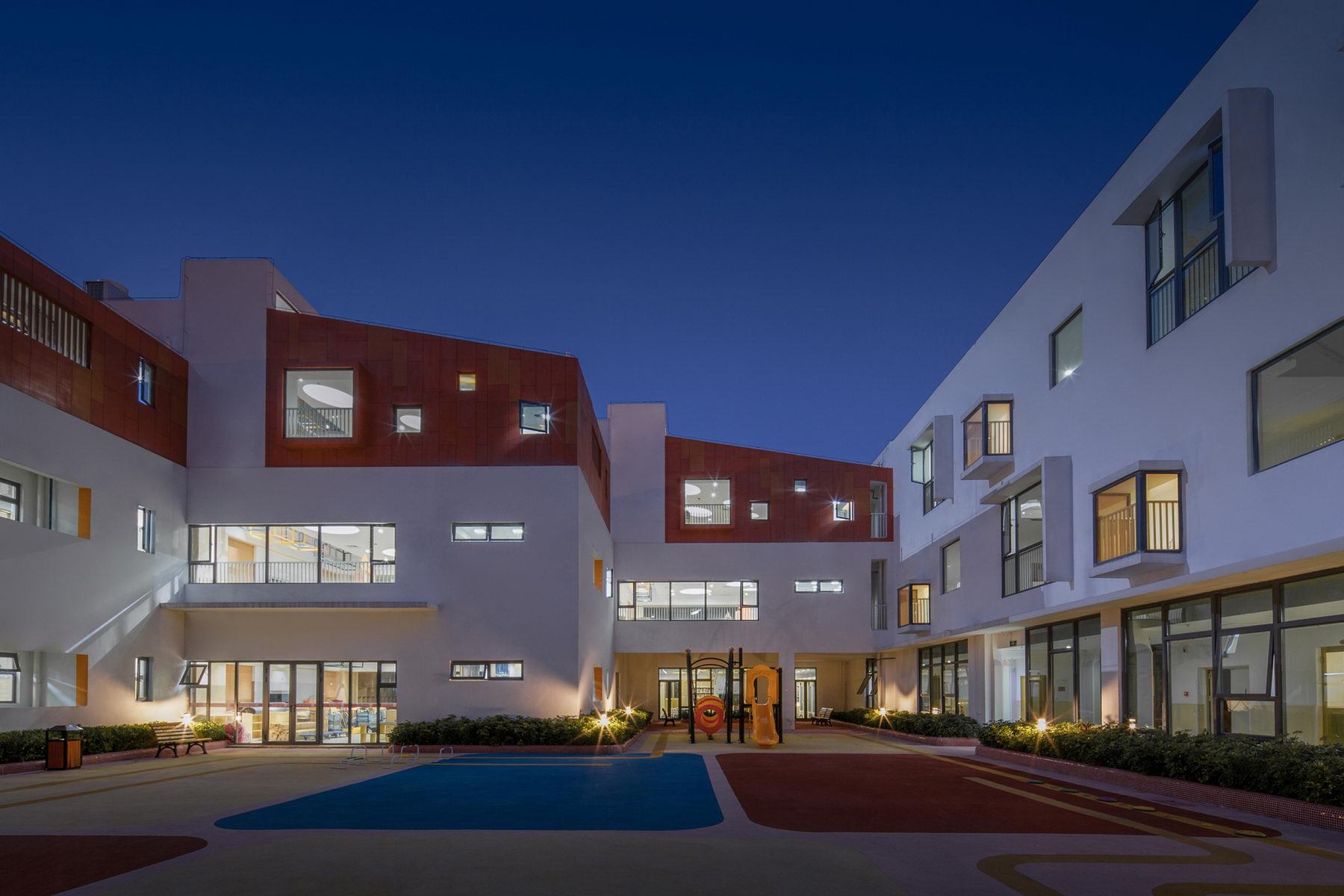 建筑体量沿用地展开,以一种类似"甜甜圈"的形态围合成一个内聚性中心