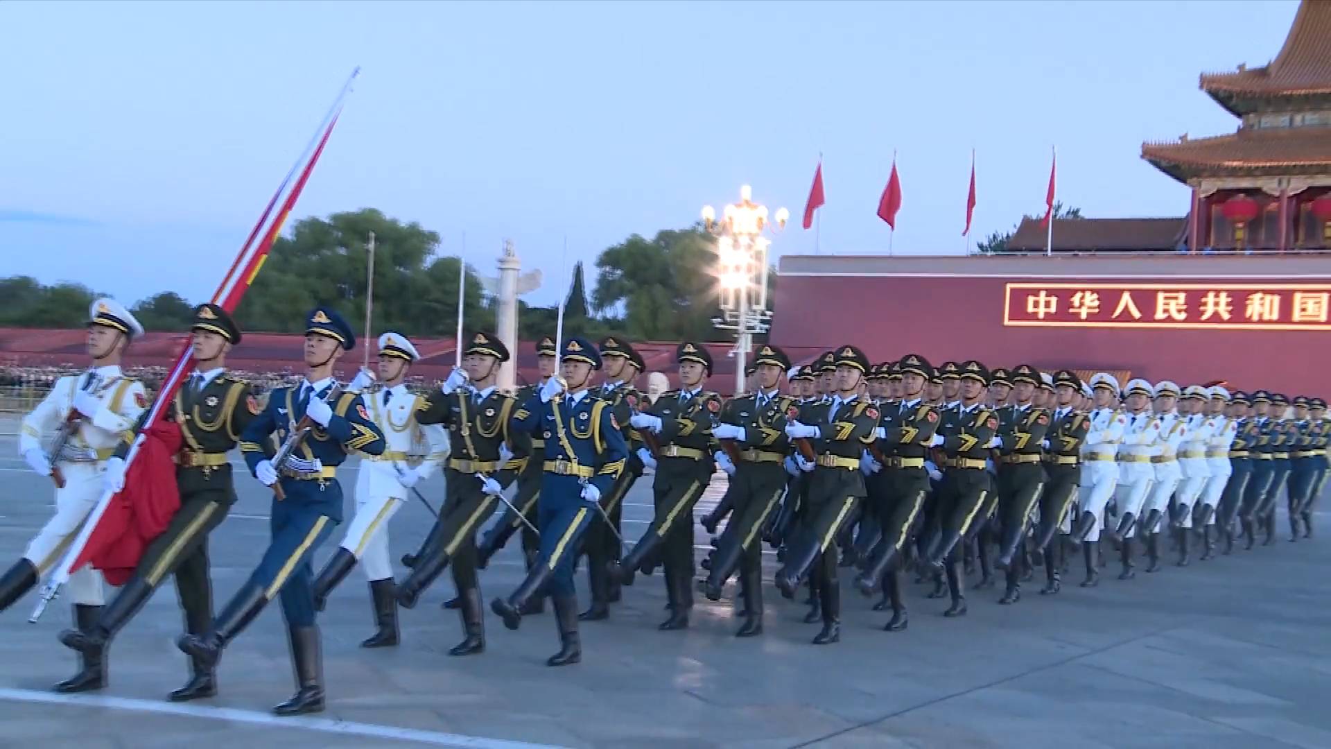 解放军仪仗队:96个正步迎接祖国69岁生日