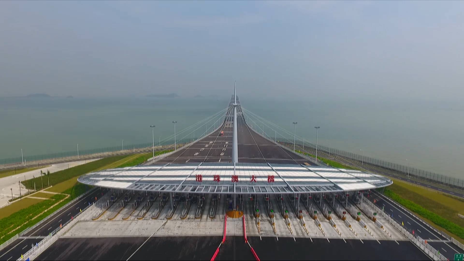 港珠澳大桥正式通车 乘客热情"打卡"