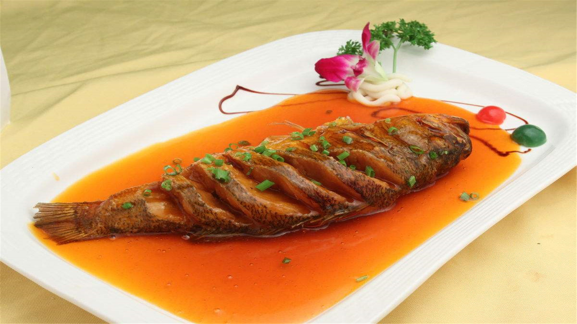 超级下饭的红烧鲈鱼要多留点鱼汤用来拌米饭让人欲罢不能