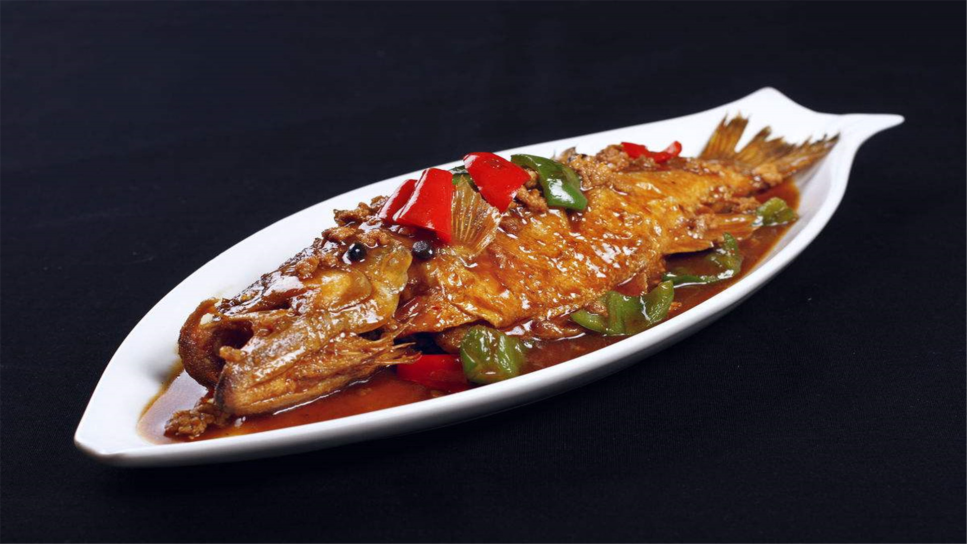 超级下饭的红烧鲈鱼要多留点鱼汤用来拌米饭让人欲罢不能