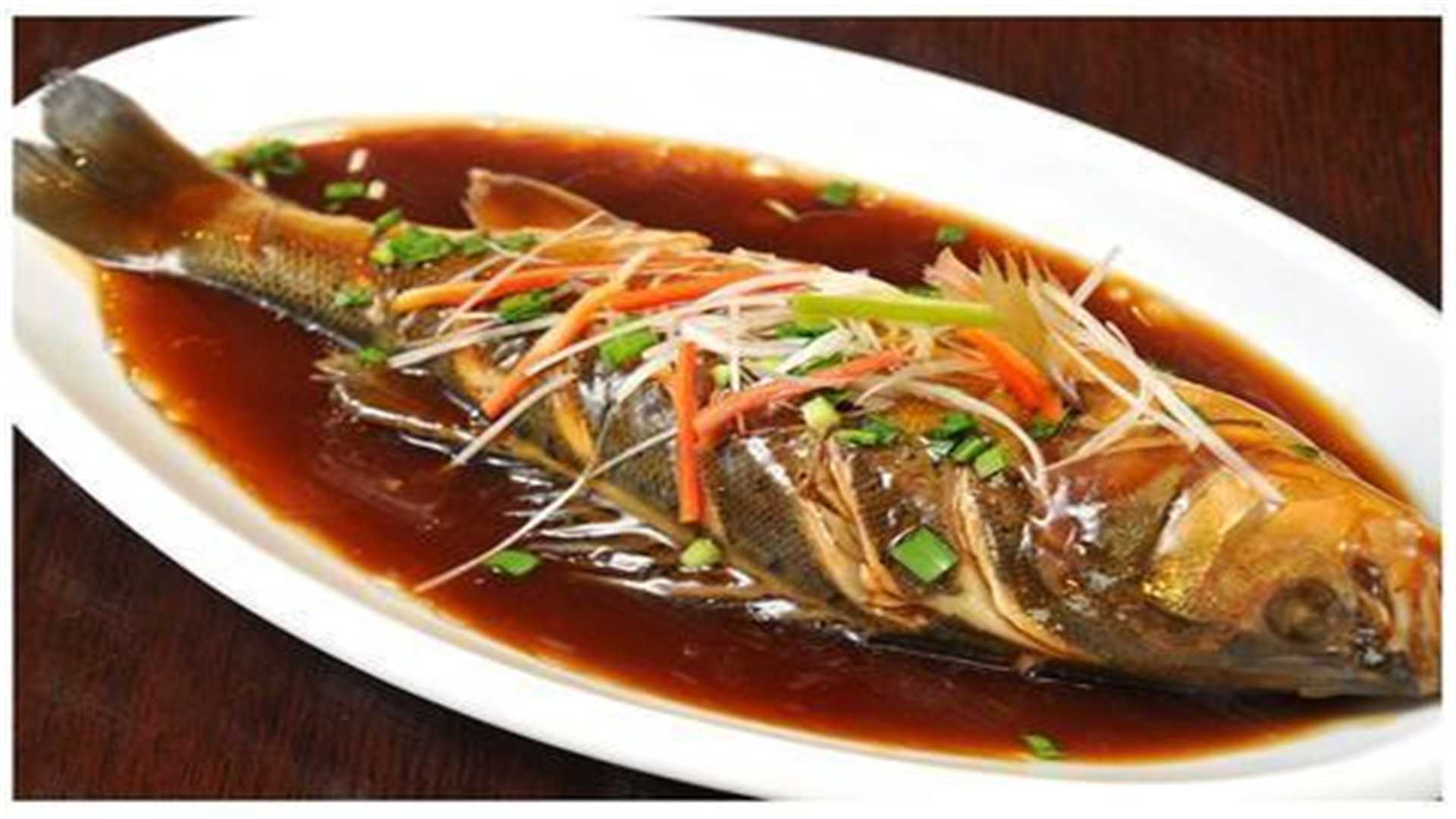 超级下饭的红烧鲈鱼要多留点鱼汤用来拌米饭让人欲罢不能