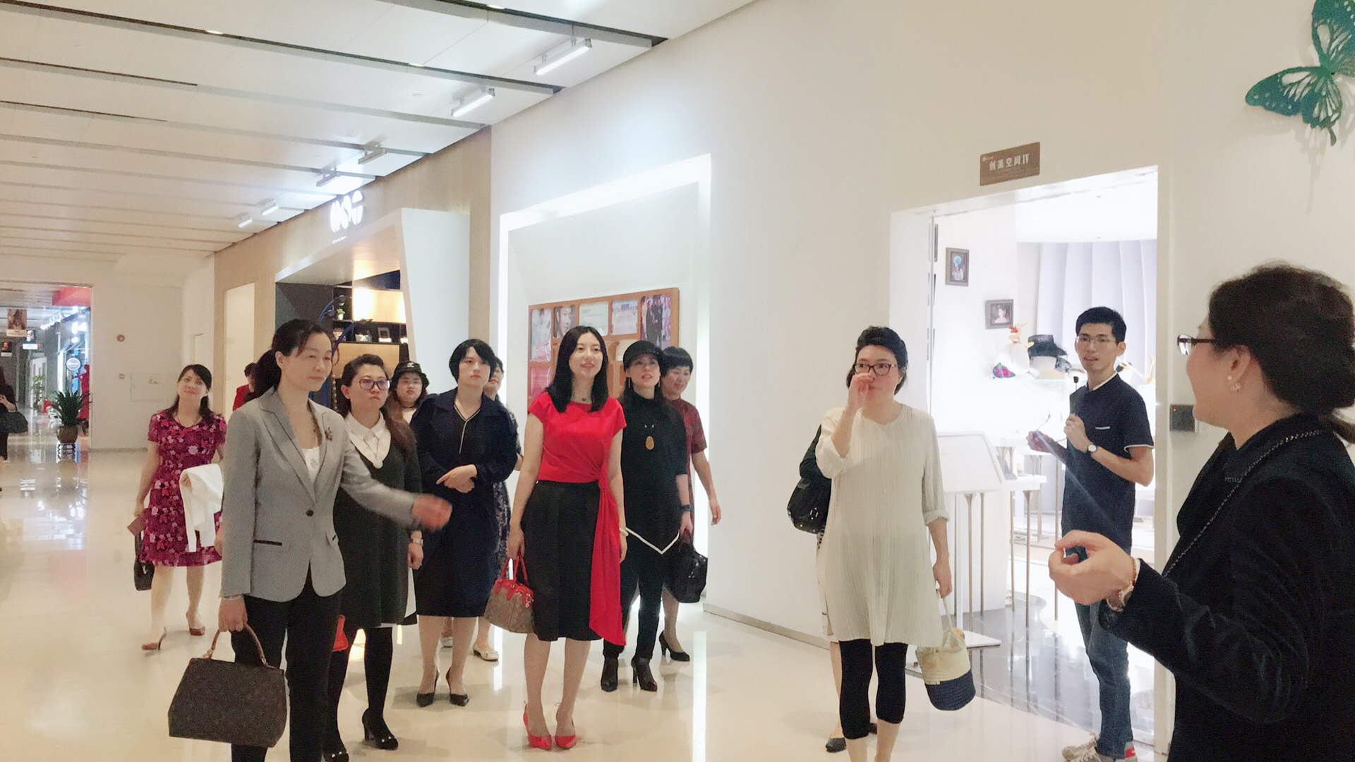 并对流行美给女性朋友们带来健康和美表示认同和称赞,赖建雄先生在一