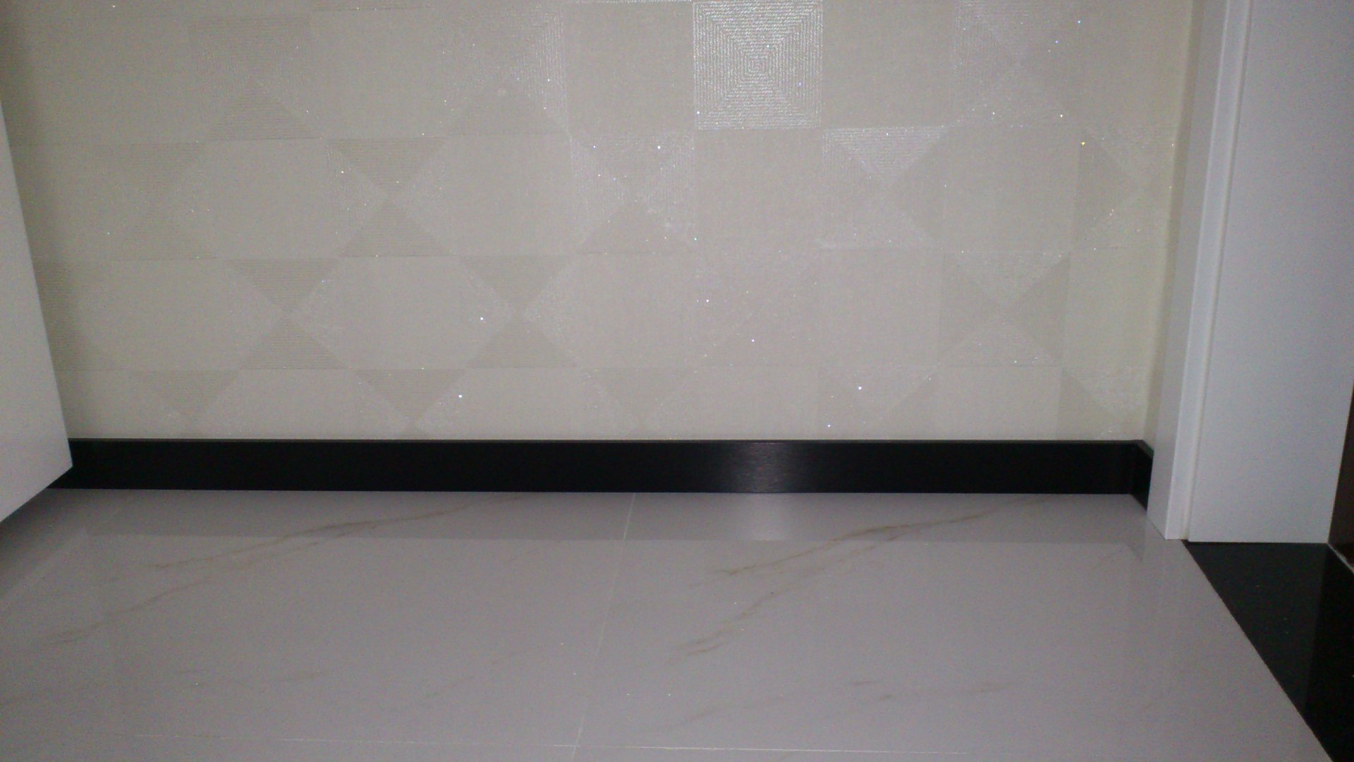 越来越多人家里装这种踢脚线,美观又省钱,懊悔没早点知道!