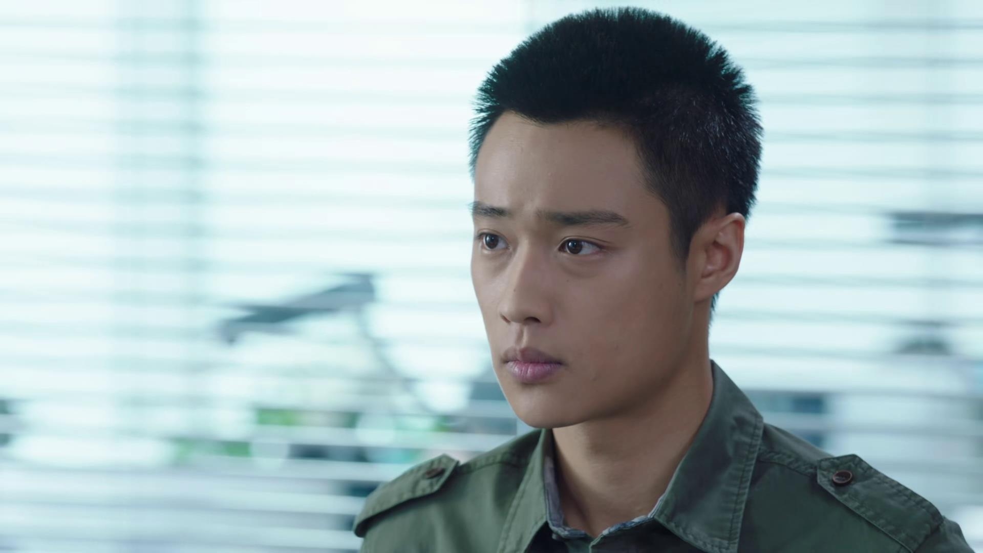 在《你和我的倾城时光》播出不久后就把艺名由"李洋"改成"李卓阳"了