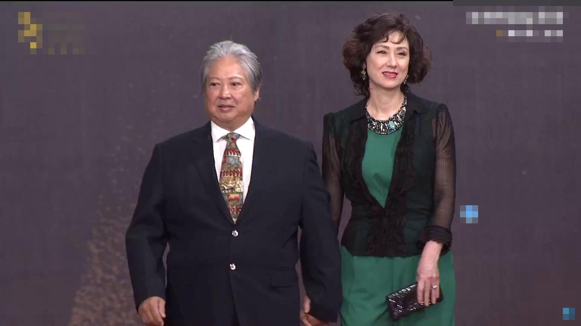 家人为67岁洪金宝庆生,高丽虹挽手丈夫好恩爱二子四女罕见露脸|周家蔚|洪金宝|高丽虹_新浪新闻