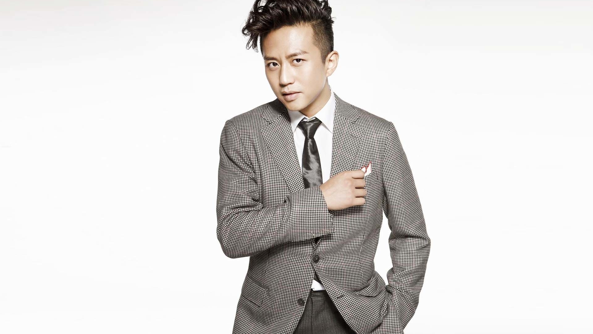 同样是烟熏妆,邓超魔性陈奕迅雷人,而他却又酷又帅