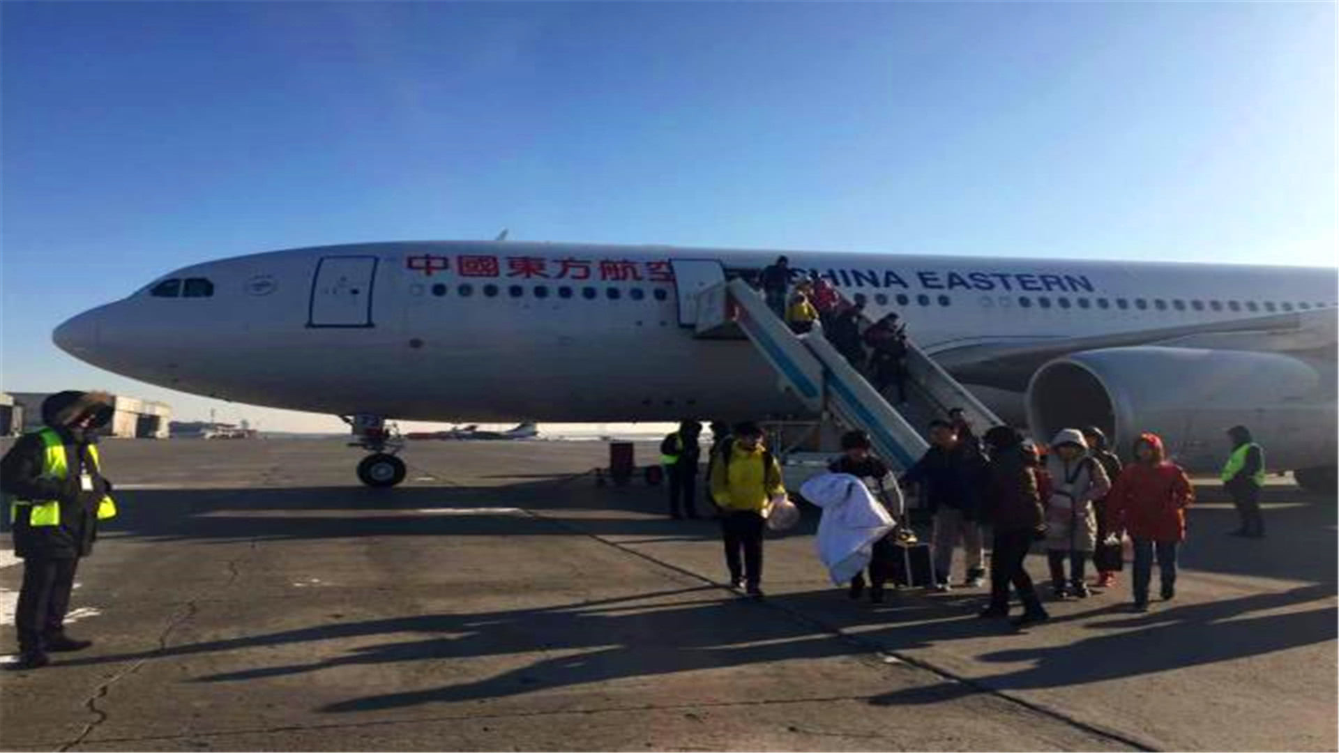 飞机刚起飞,乘客突发不适,中方东航机组放油返航,网友纷纷点赞