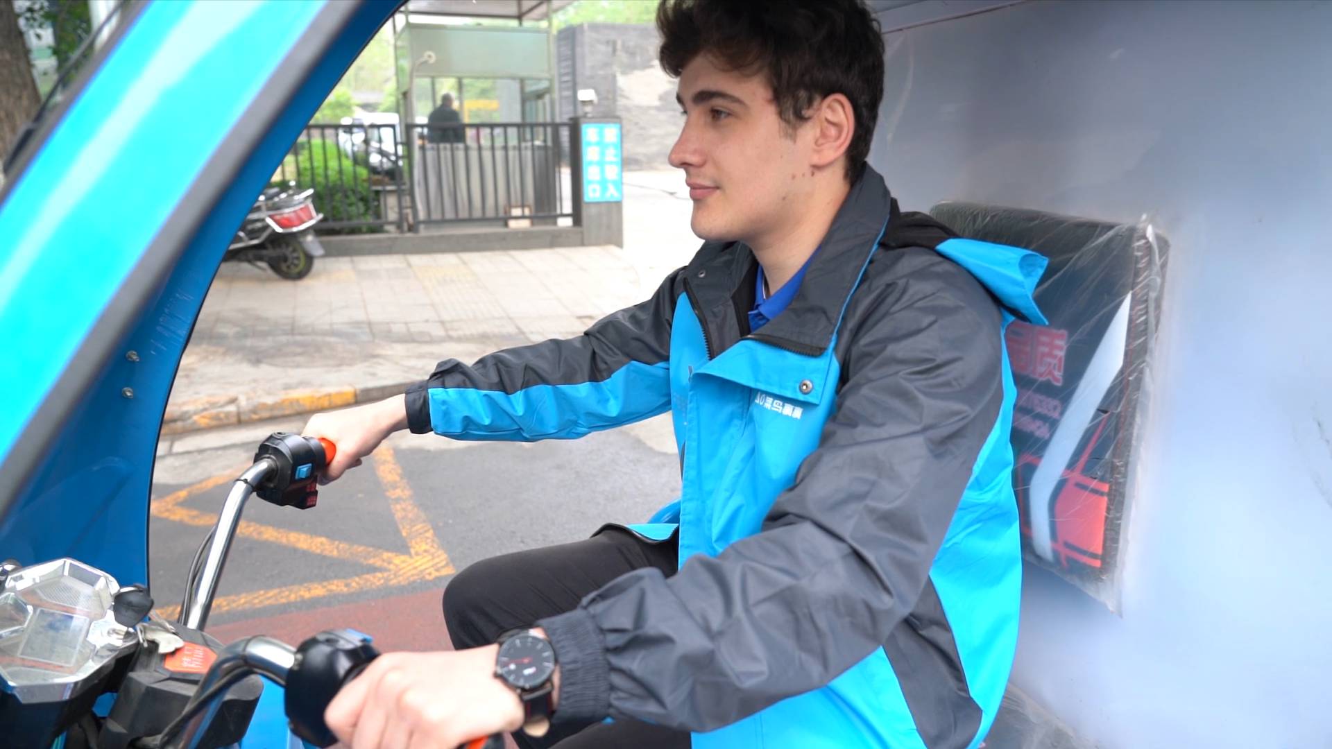 俄罗斯小伙子在北京当快递员的一天