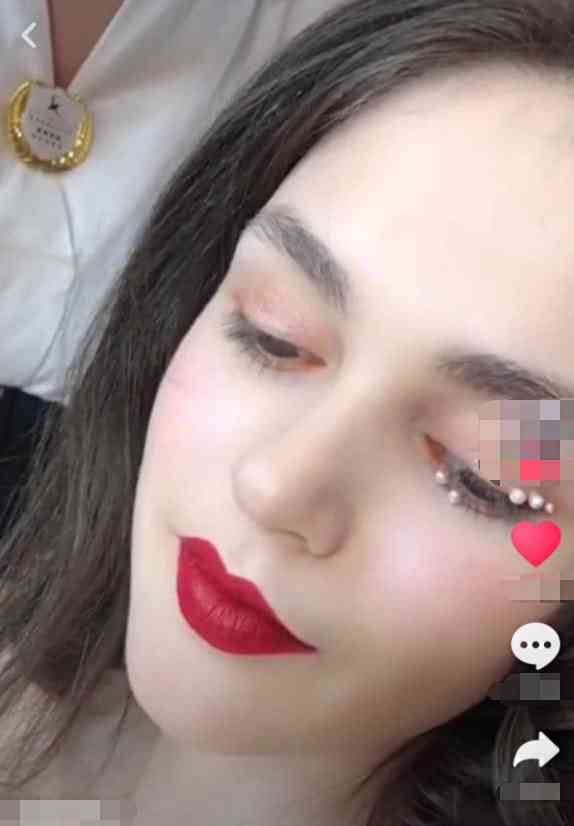 视频直播里的小姐姐们都特别好看,但是近日在抖音走红了一名"混血女神