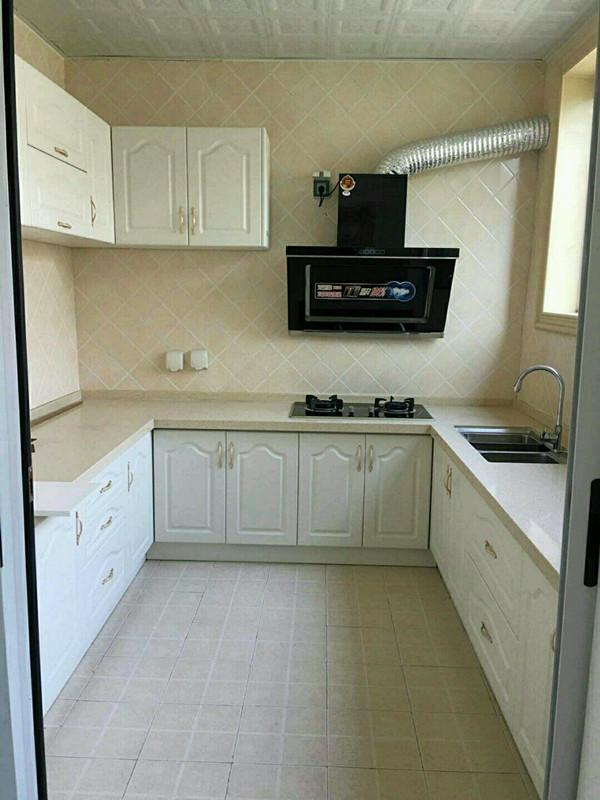 厨房也是现代化的,不是农村那种烧火的那种,都是一体式厨房,不赖吧.