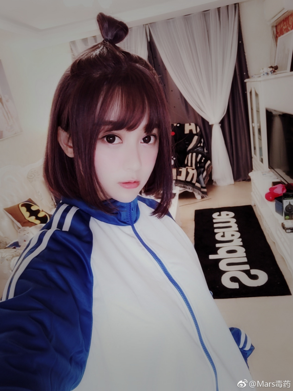 李颖毒药荣耀回归yy看百变女王玩转直播秀