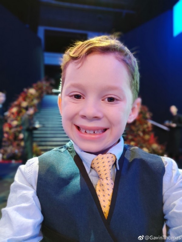 以假笑出名8岁童尴尬笑脸被做成表情包从美国红到中国