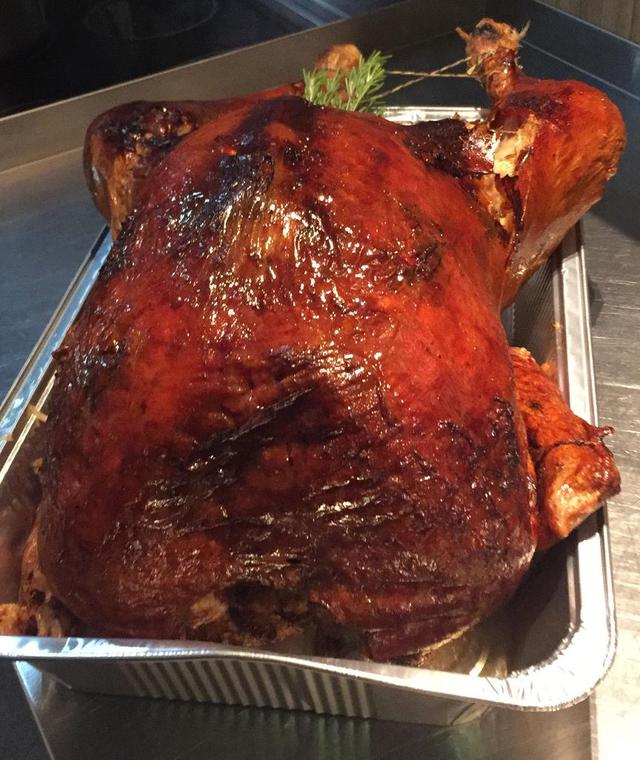 沙尔克后卫纳尔多买了一只30斤的火鸡