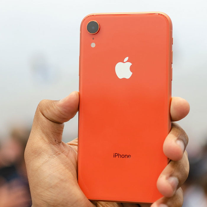 苹果陷入困境,iphone xr订单被砍一半,库克出面怒怼高!__财经头条