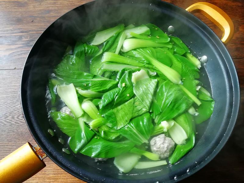 下入油菜,烧开,煮制1-2分钟,油菜颜色变深绿