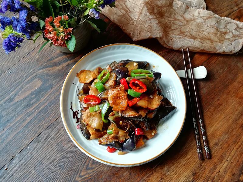 秋后,茄子这样做才好吃,和它一起烧,味道香又下饭|茄子|五花肉|汤匙