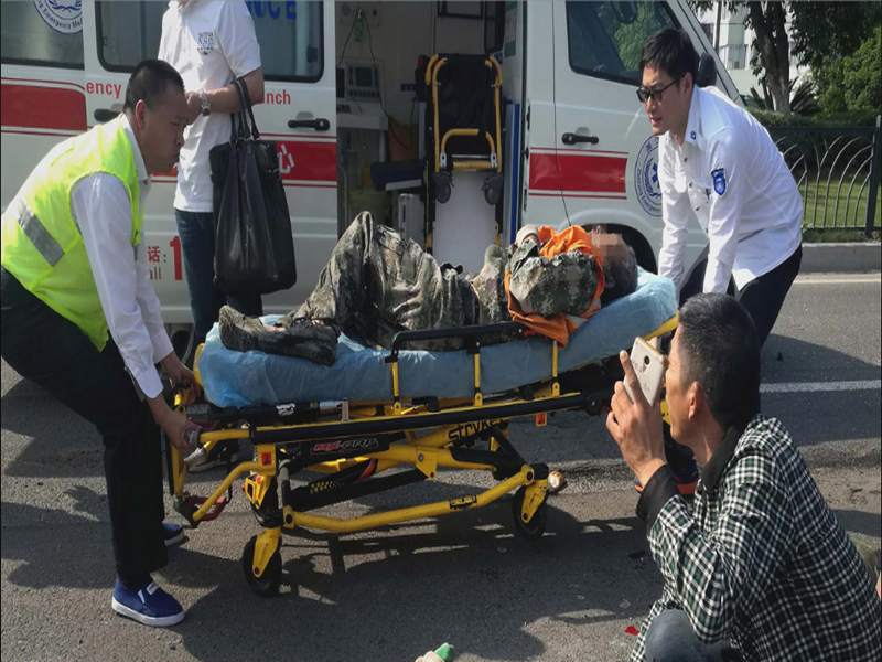 病人痛得嗷嗷直叫,两辆救护车却为抢病人打了起来:我先赶到的