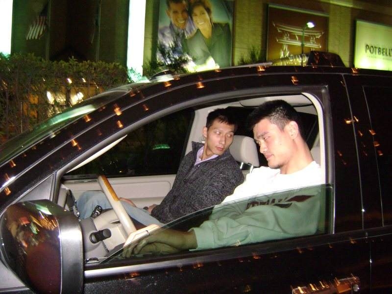 画面太滑稽 网友:差点憋出内伤|姚明|车子|座驾_新浪新闻