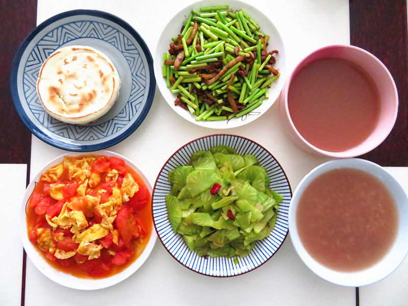 我家的午餐这样吃,三菜一粥一主食,清淡有营养吃着舒服!