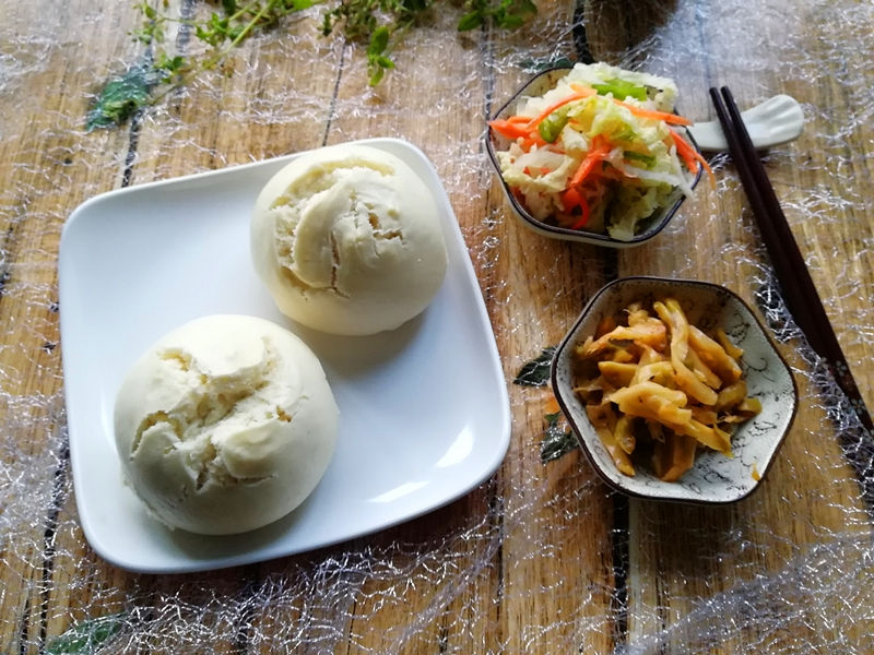 【馒头】馒头是一种用面粉发酵蒸成的面食,早餐吃它,配上小咸菜,再来