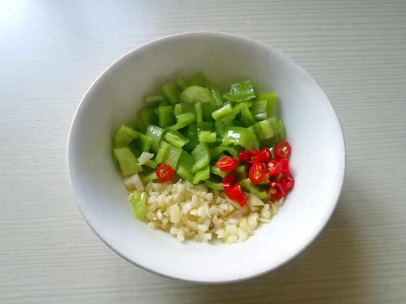 将尖椒丁,葱姜末,辣椒圈放在碗内,锅加油烧热,加热至油冒烟,将热油浇