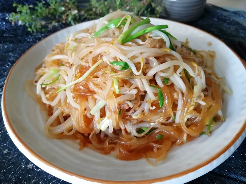 教你在家做绿豆芽炒粉丝,豆芽脆嫩鲜香,粉丝劲道爽滑不粘锅