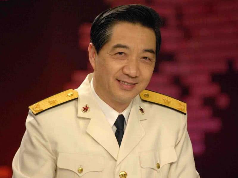 张召忠出席军迷活动，身旁的女保镖完美抢镜，张局座眼光相当可以|张召忠|保镖|活动_新浪新闻