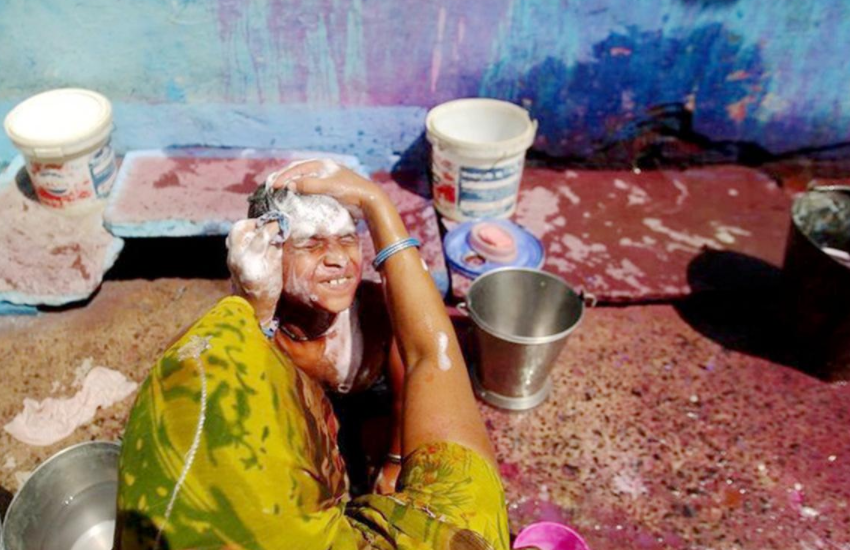 走进印度穷人生活,清晨5度低温下,用公共水龙头蹲着洗澡