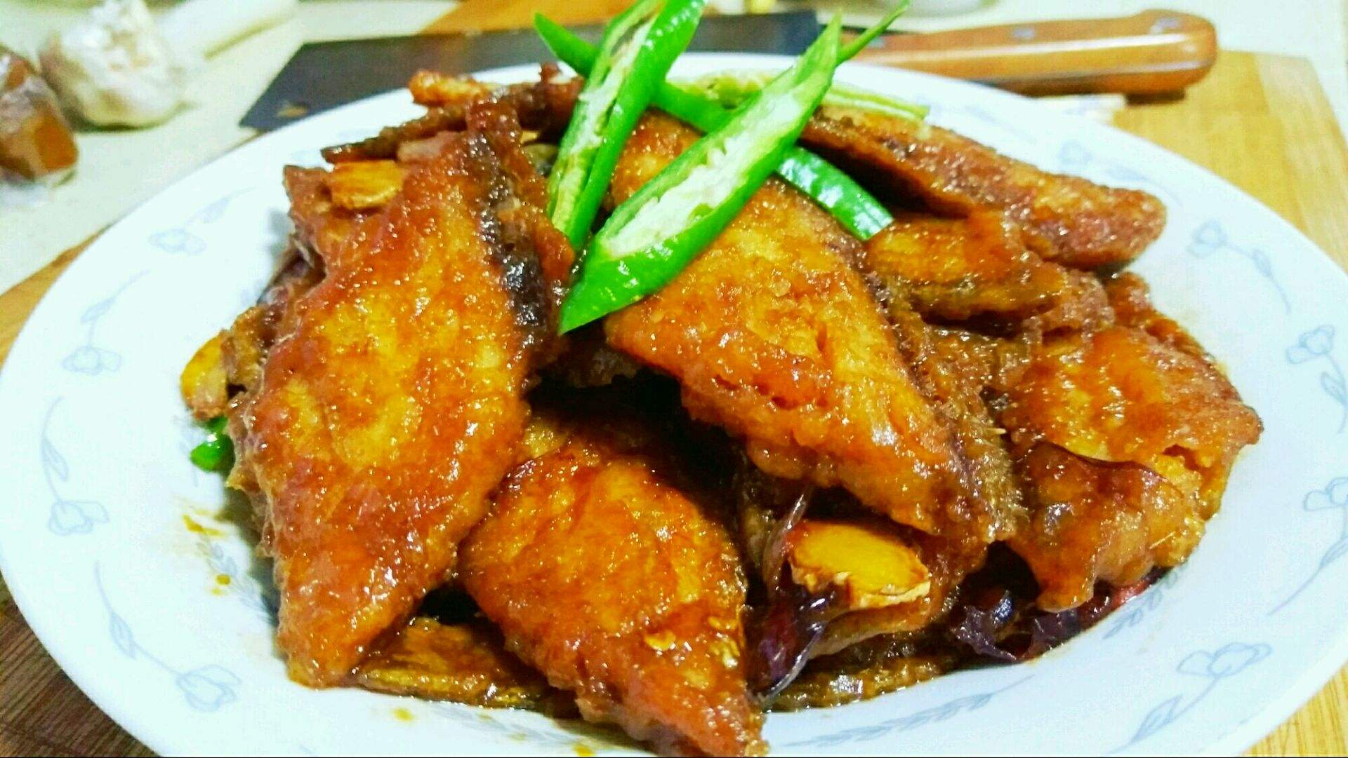 第二步 2.带鱼制净切段,用淀粉拌匀